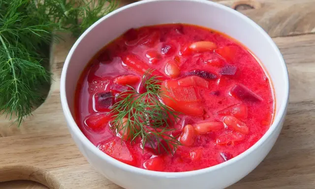 Pyszny barszcz ukraiński przepis. Aromatyczna zupa z buraków, fasoli i warzyw, ozdobiona świeżym koperkiem.