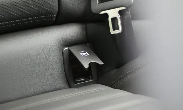 Asiento de coche con anclaje isofix bloqueado, listo para asegurar la silla infantil.