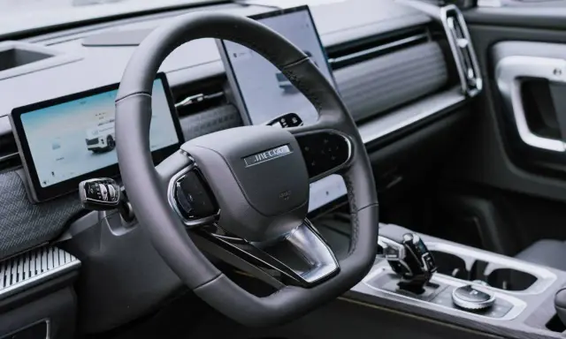 Interior del Jaecoo 5: volante moderno, pantallas digitales y consola central elegante.