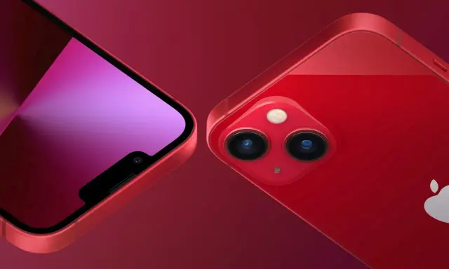 Dwa czerwone iPhone'y 13, jeden z widocznym ekranem, drugi z podwójnym aparatem.