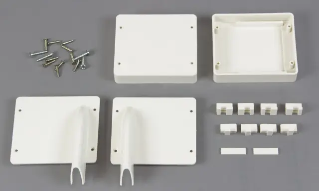 Teile für eine Servohalterung: Gehäuse, Halterungen, Schrauben und Clips.