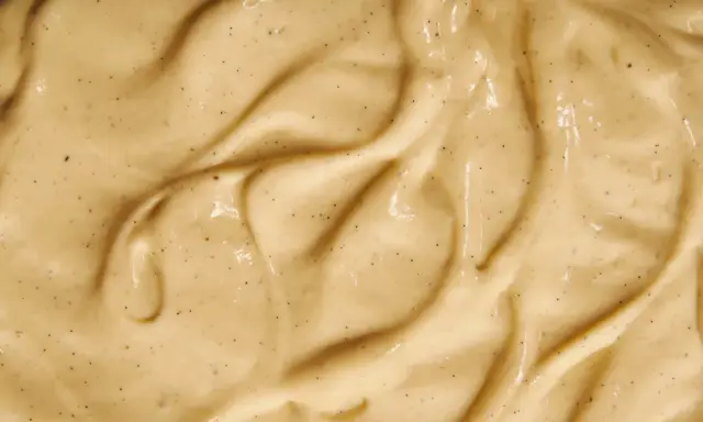 Texture onctueuse de crème pâtissière traditionnelle, parsemée de points de vanille.