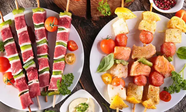 Fleisch- und Fischspieße mit Gemüse und Dip – perfekt, wenn man fragt, was man zum Grillen mitbringt.