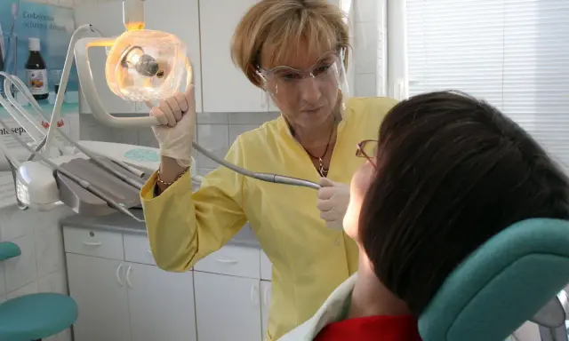 Dentystka w Koninie pomaga pacjentowi, który cierpi gdzie z bólem zęba.