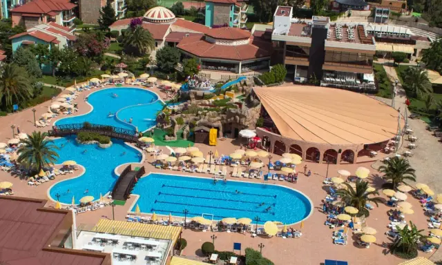 Wakacje w Gypsophila Holiday Village: baseny, zjeżdżalnie i mnóstwo słońca.