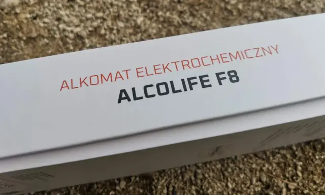 Alkomat elektrochemiczny ALCOLIFE F8 na białym opakowaniu.