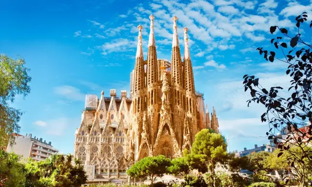 Sagrada Familia, wciąż w budowie, zachwyca swoją architekturą pod błękitnym niebem. Kiedy koniec budowy?