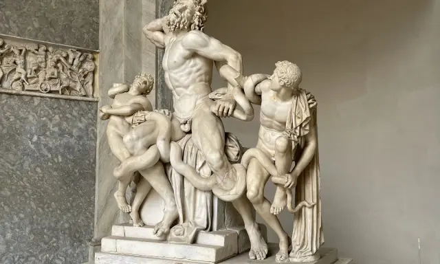 Laocoon et ses fils luttent contre des serpents marins. La statue de marbre dépeint leur agonie.