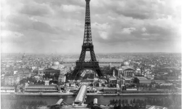 Torre Eiffel e Parigi in bianco e nero, un'immagine che evoca il **monocromo significato** di un'epoca passata.