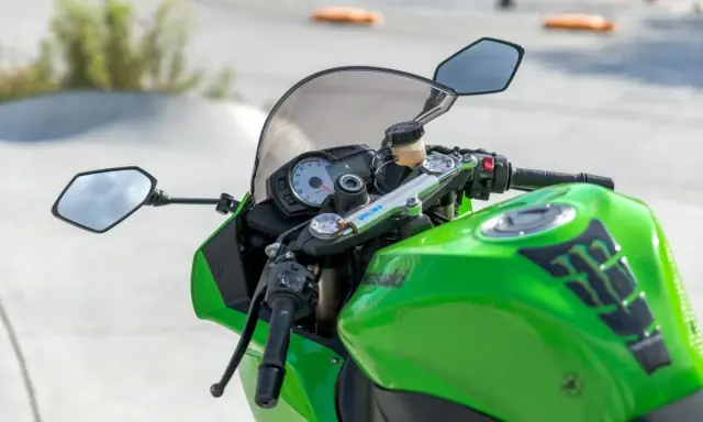 Manillar de moto verde con logo Monster Energy. ¿Con el carnet A2 qué motos puedes conducir?