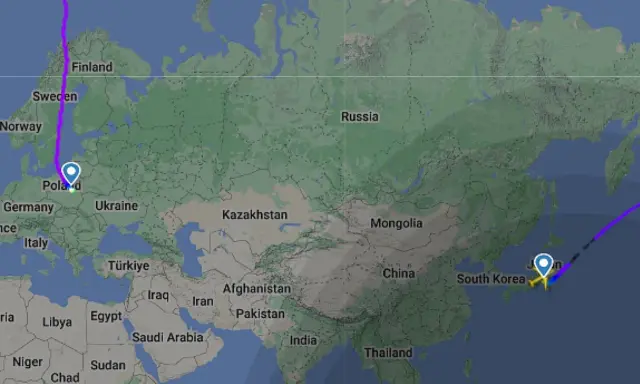Trasa lotu z Polski do Japonii. Zastanawiasz się, ile się leci do Japonii? Ta mapa pokazuje podróż przez Europę i Azję.