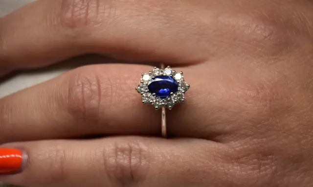Anello con zaffiro blu intenso e diamanti, un simbolo di saggezza e nobiltà. Il suo significato è profondo.