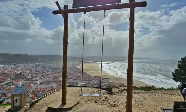 Schaukel über Nazaré, wo die Wellen tosen. Ein atemberaubender Blick auf die Stadt und das Meer.
