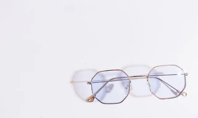 Eleganckie okulary sześciokątne z niebieskimi soczewkami, idealne dla osób ceniących styl i oryginalność.