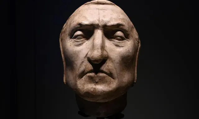 Masque de Dante, un moulage en plâtre aux traits marqués, le regard pensif, évoquant le poète.