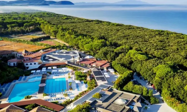 Un resort con piscine, campi da tennis e mare sullo sfondo: uno dei migliori villaggi turistici in Italia sul mare.