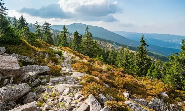 Kamienista ścieżka w górach Karkonoszach, widok na dolinę i szczyty. Szklarska Poręba jakie góry oferuje? Te!