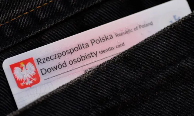 Dowód osobisty wsuwany do kieszeni dżinsów. Warto wiedzieć, jak odblokować PESEL, gdyby karta zaginęła.