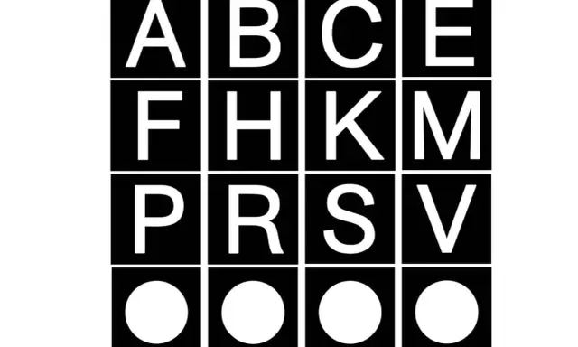 Vier mal vier Felder mit weißen Buchstaben und Kreisen auf schwarzem Grund. Die oberen drei Reihen zeigen Buchstaben, die an ein **Buchstaben Dressurviereck** erinnern.