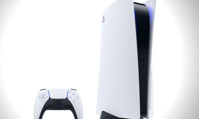 Konsola PlayStation 5 i kontroler DualSense. Pamiętasz, kiedy wyszło PS5? To był przełom!