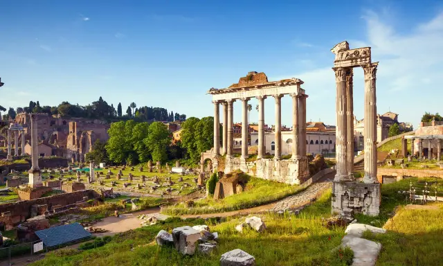 Antiche rovine e colonne maestose nel Foro Romano, un luogo dove si trova la storia millenaria.