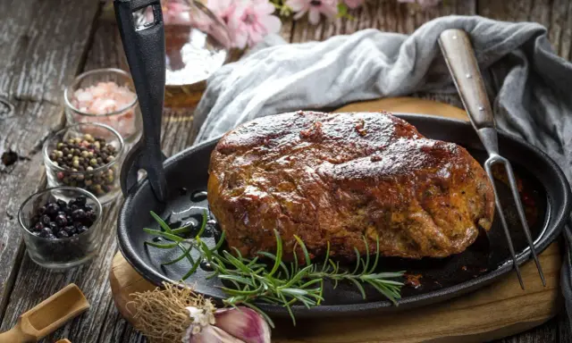 Rozpływająca się karkówka z piekarnika, soczysta i aromatyczna, podana z rozmarynem i czosnkiem.