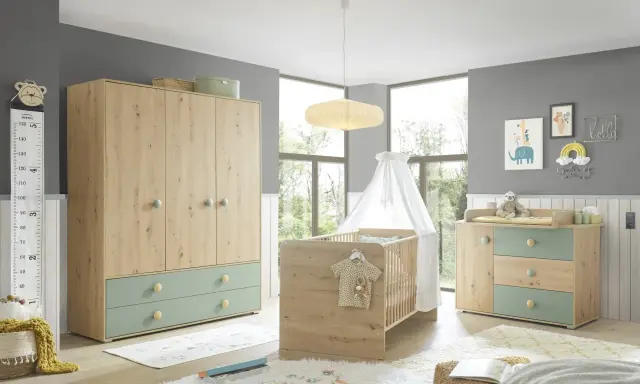 Ein liebevoll eingerichtetes Babyzimmer mit einem Kinderbett, Kleiderschrank und einer Wickelkommode DIY.
