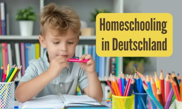 Ein Junge lernt zu Hause. Bunte Stifte und Bücher sind auf dem Tisch. Homeschooling in Deutschland ist eine Option für viele Familien.