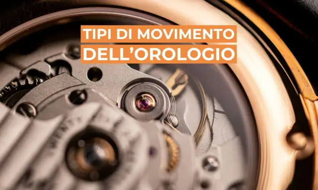 Dettaglio delle parti di un movimento di orologio meccanico, con ingranaggi e rubini visibili.