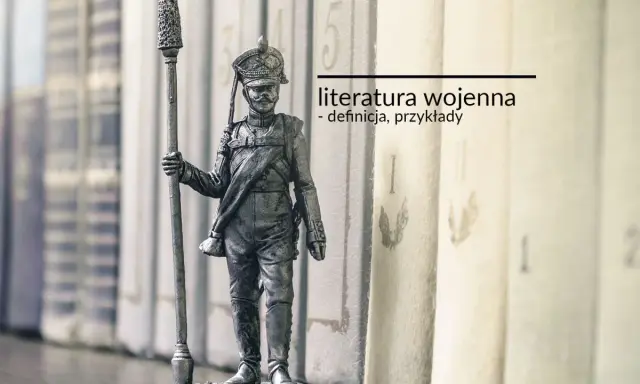 Figurka żołnierza na tle regału z książkami.