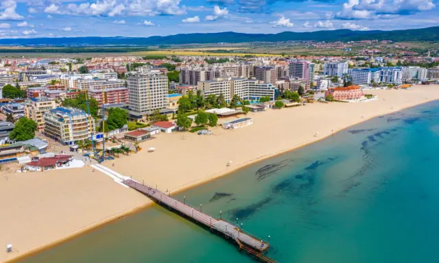 Słoneczny Brzeg, Bułgaria: rozległa plaża, turkusowe morze i hotelowe zabudowania tworzą wakacyjny krajobraz.