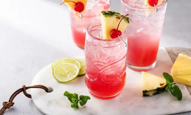 Drinki z ginem: Przepisy na G&T, Negroni i Pink Gin, które zrobisz w domu