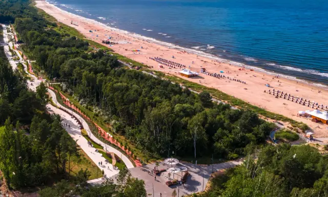 Idealne miejsce, gdzie pociągiem nad morze dotrzesz do pięknej plaży i lasu. Spacer ścieżkami wśród zieleni, a potem relaks nad Bałtykiem.