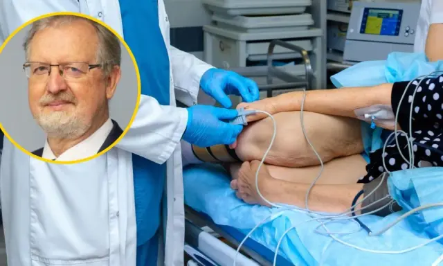 Lekarz w rękawiczkach przygotowuje pacjenta do zabiegu. Czy kolonoskopia boli? Ekspert rozwiewa wątpliwości.