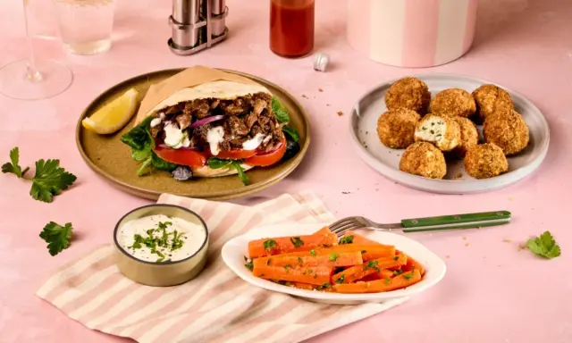 Un sandwich généreux, des croquettes croustillantes et des carottes glacées, une spécialité gastronomique Nouvelle Aquitaine à savourer.