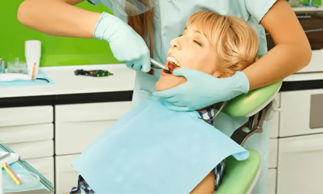 Ekstrakcja zęba krok po kroku: Jak dentysta wyrywa zęba bez bólu?