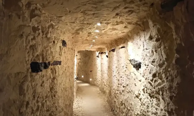 Wąski korytarz w kopalni, świadectwo krzemionkowskiego regionu prehistorycznego górnictwa krzemienia pasiastego.