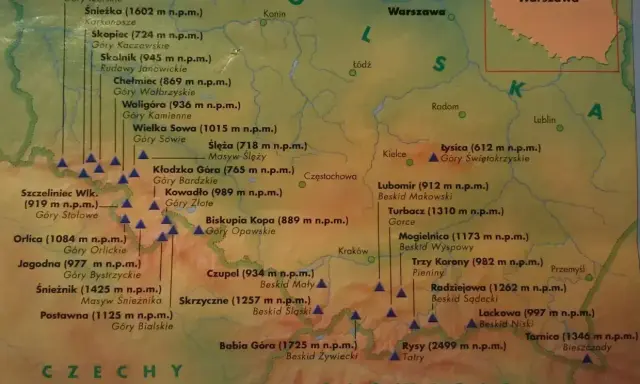 Mapa Polski z zaznaczonymi szczytami w Sudetach i Karpatach, w tym Śnieżką i Rysami.