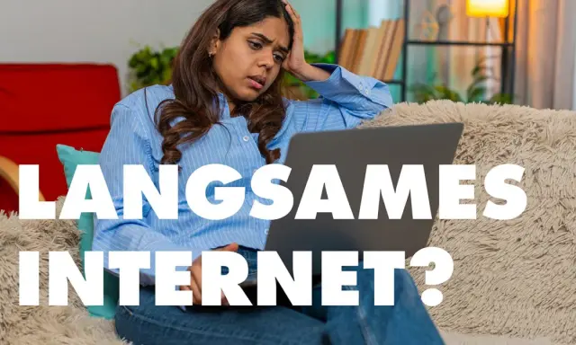 Verzweifelte Frau fragt sich: "Warum ist mein Internet so langsam?" Sie sitzt frustriert vor ihrem Laptop.