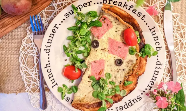 Jajecznica z szynką, oliwkami i pomidorkami na talerzu z napisem "breakfast...lunch...dinner...supper". Idealne co na śniadanie!