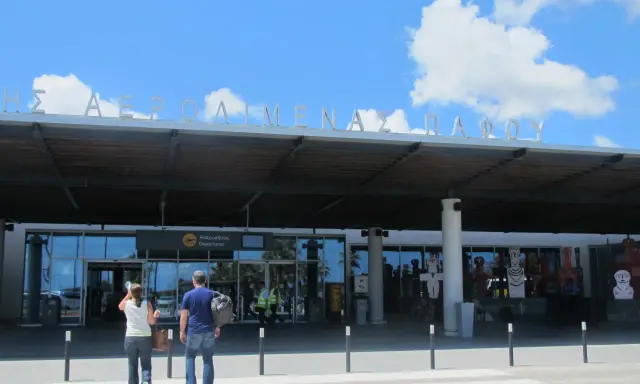 Lotniska na Cyprze: budynek lotniska w Pafos z napisem w języku greckim i angielskim.