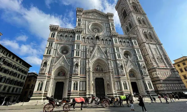 Carrozze trainate da cavalli davanti al Duomo di Firenze, un'ottima occasione per un free tour Firenze.