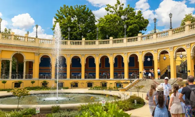 Wrocławskie nietypowe atrakcje: zwiedzanie z przewodnikiem pięknej, żółtej budowli z arkadami i fontanną.