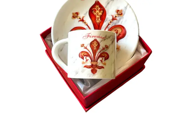 Tazzina e piattino con giglio, uno dei simboli di Firenze, in confezione regalo rossa.