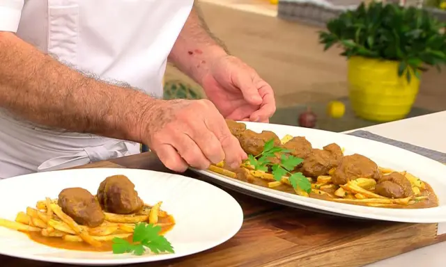 Carrilleras de cerdo en olla express, al estilo Arguiñano, servidas con patatas fritas y perejil.