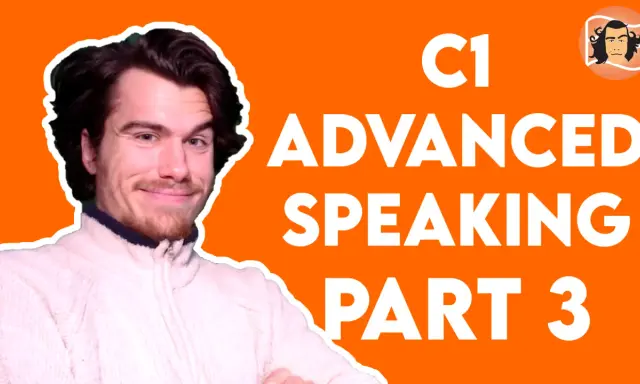Młody mężczyzna uśmiecha się, przygotowując do części 3 egzaminu C1 Advanced Speaking.