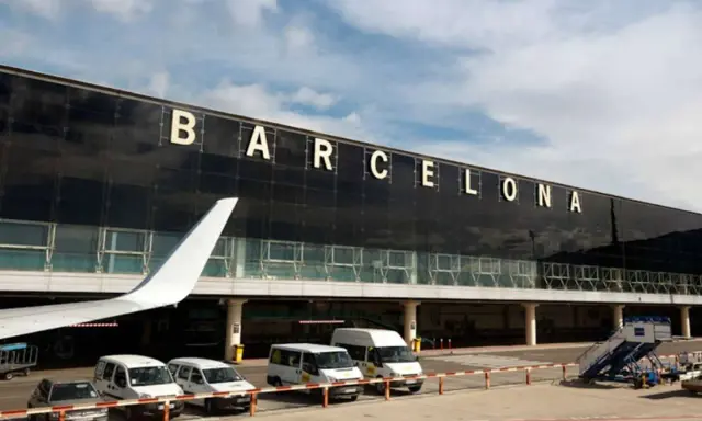 Terminal Barcelona El Prat. Samoloty, busy vans and cars waiting for passengers.