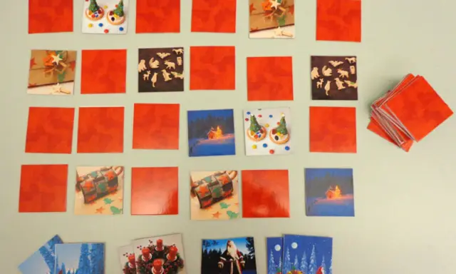 Weihnachtliche Motive für ein Memory basteln. Vorlage mit Geschenken, Weihnachtsmann und Tannenbäumen.