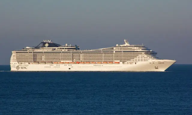 MSC Fantasia naviga in acque azzurre sotto un cielo sereno.