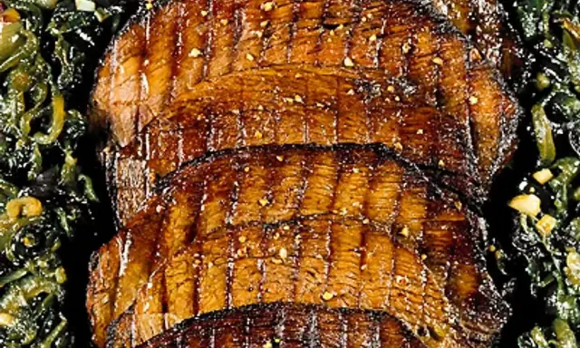 Grillad rostas, perfekt stekt och serverad med gröna grönsaker.